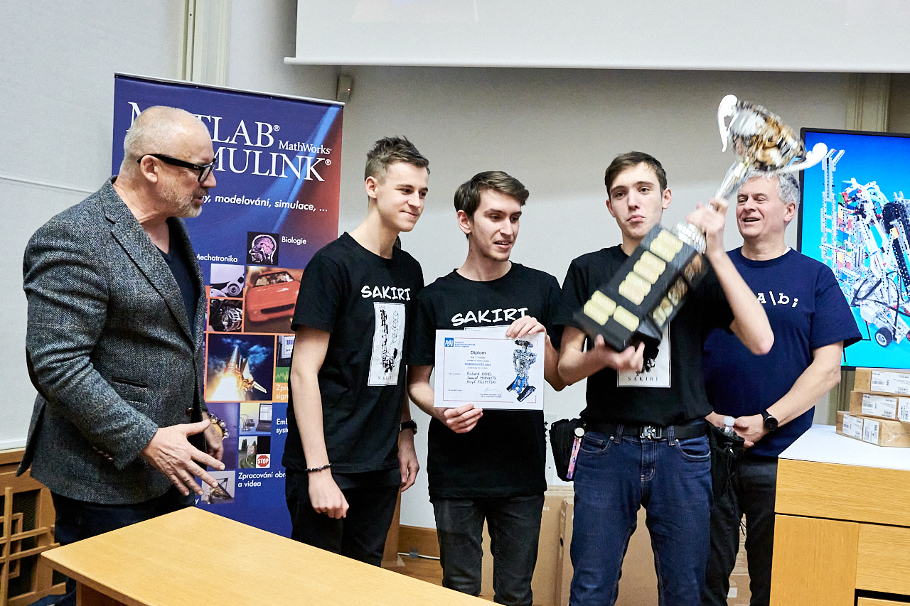 Stavba věže „Tower“ v podání robotů ve finále 15. ročníku ROBOSOUTĚŽE, Karolína Ventluková (HUMUSOFT)